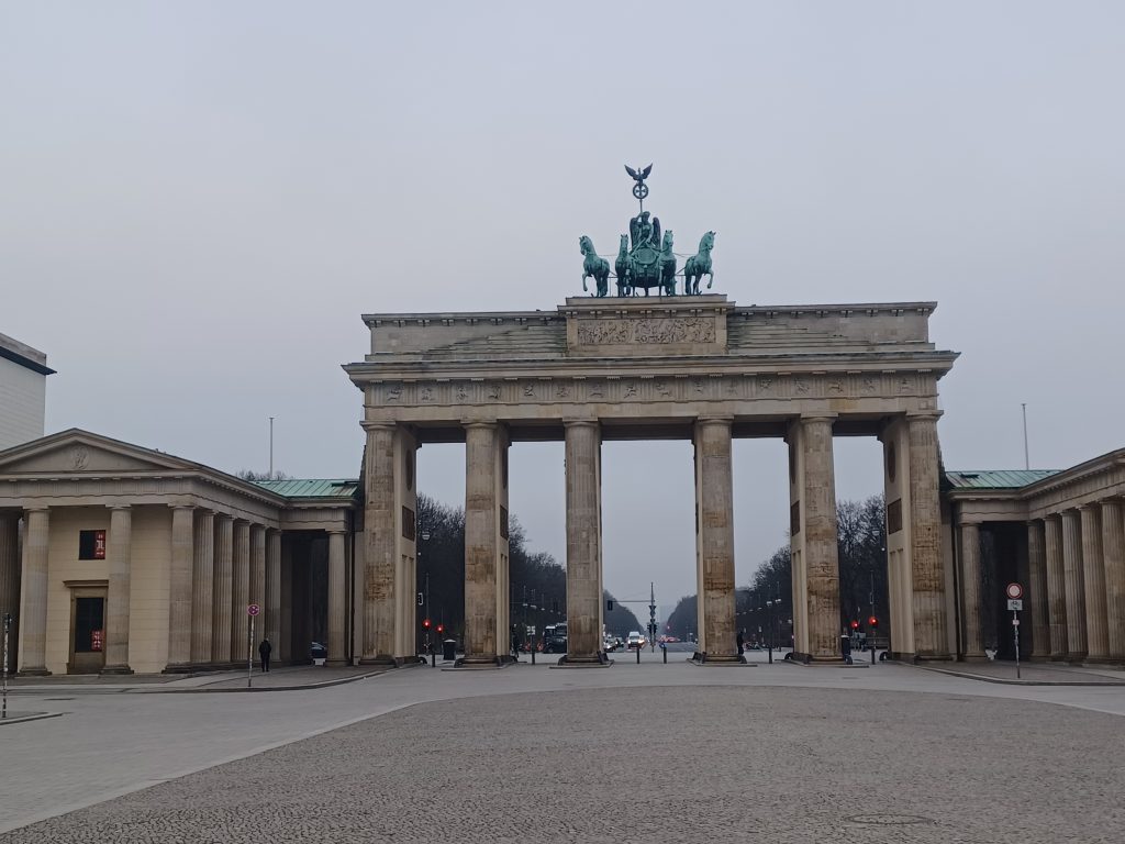 the brandenburger tor in a grey sky